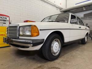 Image 2/18 of Mercedes-Benz 200 (1983)