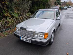 Bild 1/38 von Mercedes-Benz 200 E (1990)