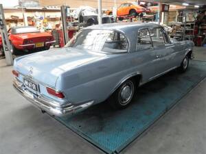 Image 4/50 de Mercedes-Benz 220 SE b (1963)