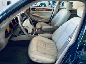 Image 8/15 de Jaguar XJ 8 Executive (1998)