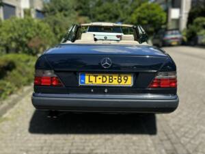 Image 4/8 of Mercedes-Benz 300 CE-24 (1993)