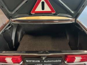 Image 18/21 of Mercedes-Benz 230 E (1983)
