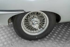 Image 28/47 de Jaguar E-Type (1969)