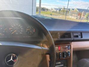 Immagine 7/14 di Mercedes-Benz 230 TE (1987)