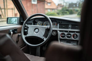 Image 25/77 de Mercedes-Benz 190 E 2.3 (1988)