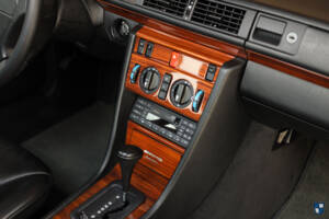 Image 77/98 of Mercedes-Benz 300 E-24 (1992)