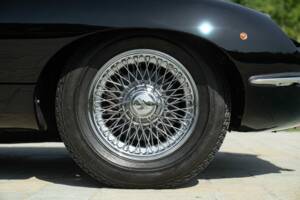 Image 18/50 de Jaguar E-Type (1968)