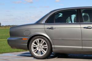 Image 35/50 of Jaguar XJ 8 4.2 (2004)