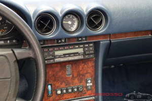 Immagine 23/50 di Mercedes-Benz 560 SL (1988)