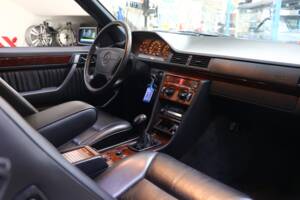 Immagine 19/43 di Mercedes-Benz E 200 (1994)