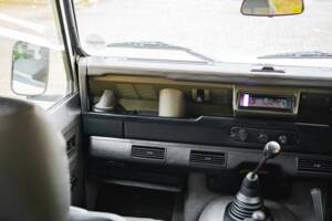 Image 35/41 of Land Rover Defender 90 "50th Anniversary" (1999)