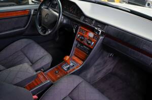Image 12/36 de Mercedes-Benz E 220 T (1993)