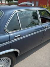 Image 8/20 of Daimler Double Six (1992)