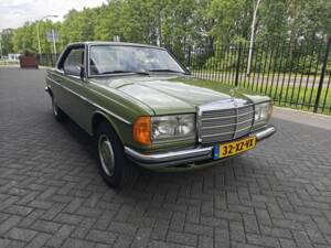Immagine 14/50 di Mercedes-Benz 230 CE (1982)