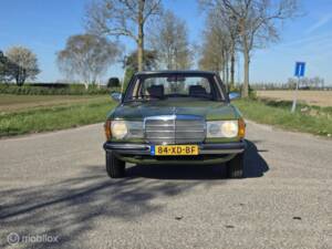 Imagen 3/50 de Mercedes-Benz 200 D (1982)