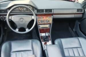 Image 30/50 of Mercedes-Benz E 220 (1994)