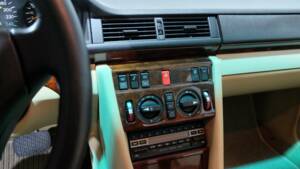 Image 4/32 de Mercedes-Benz 400 E (1991)