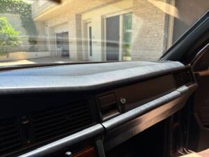 Bild 32/37 von Mercedes-Benz 190 E 2.0 (1991)