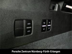 Image 40/50 of Porsche Cayenne S Electric (2026)