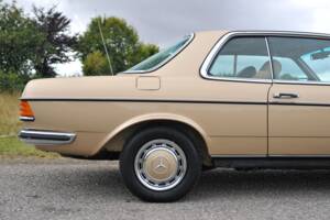Image 8/33 of Mercedes-Benz 230 CE (1985)
