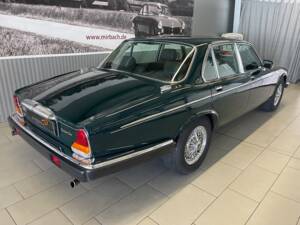 Image 6/18 of Jaguar XJ12 6.0 (1993)