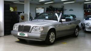 Immagine 3/43 di Mercedes-Benz E 200 (1994)