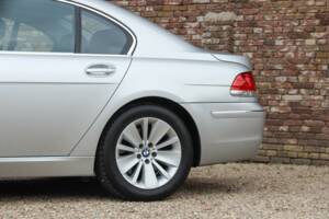 Immagine 31/50 di BMW 750i (2007)