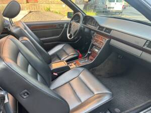Image 19/47 of Mercedes-Benz 300 CE-24 (1992)