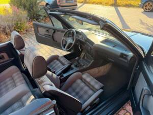 Bild 17/28 von BMW 320i (1988)