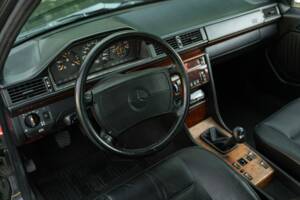 Bild 33/50 von Mercedes-Benz 300 E-24 (1989)
