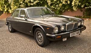 Image 3/50 of Jaguar XJ 12 (1988)