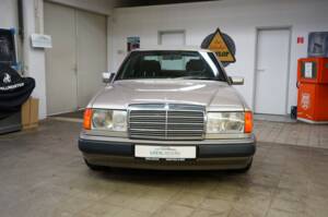 Bild 5/33 von Mercedes-Benz 230 E (1990)