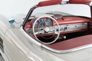 Image 33/50 of Mercedes-Benz 300 SL Roadster (1961)