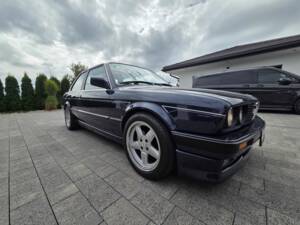 Bild 8/8 von BMW 325i (1989)