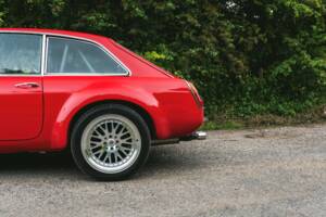 Image 27/50 of MG MGB GT V8 (1977)