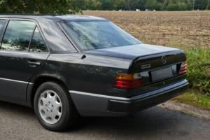 Image 12/63 of Mercedes-Benz 220 E (1993)