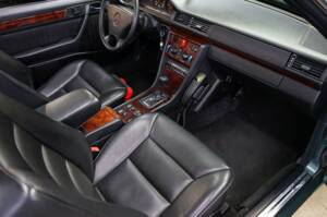 Immagine 27/46 di Mercedes-Benz 300 CE-24 (1992)