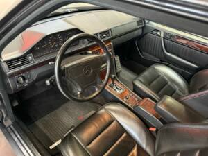 Image 9/14 of Mercedes-Benz 500 E (1993)