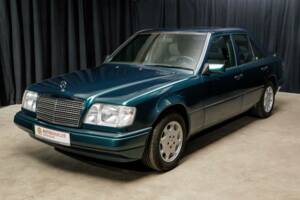 Image 1/40 de Mercedes-Benz E 220 (1995)