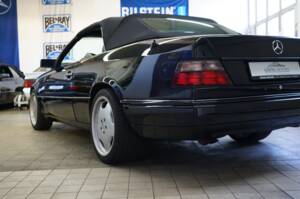 Image 14/36 of Mercedes-Benz E 320 (1995)