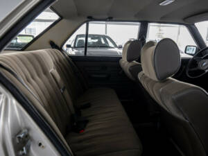 Image 6/25 of BMW 520i (1984)