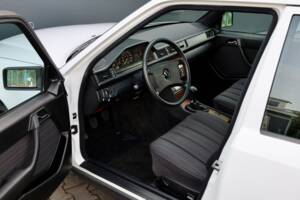 Immagine 6/18 di Mercedes-Benz 200 TE (1989)