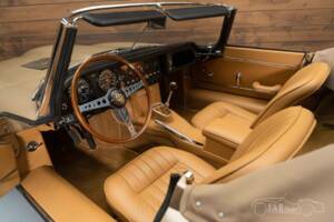 Image 2/18 de Jaguar E-Type (1967)