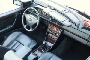 Image 26/50 of Mercedes-Benz E 220 (1994)