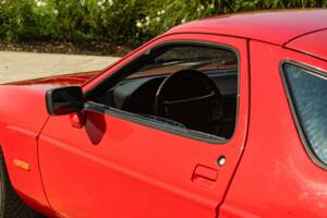 Image 19/50 of Porsche 928 S (1984)