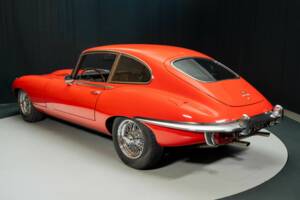 Image 6/8 de Jaguar E-Type (1970)