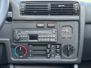 Image 13/27 of BMW 320i (1990)