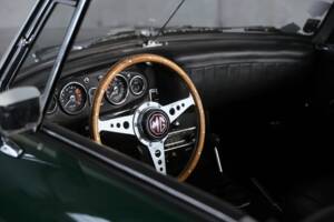 Image 16/41 of MG MGC (1969)