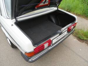 Immagine 22/50 di Mercedes-Benz 230 E (1900)