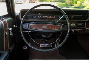 Image 17/28 of Ford LTD Country Squire (1968)